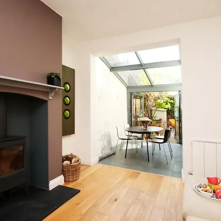 Courtyard - Free Parking בית נופש