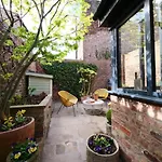 Courtyard - Free Parking Feriehus York