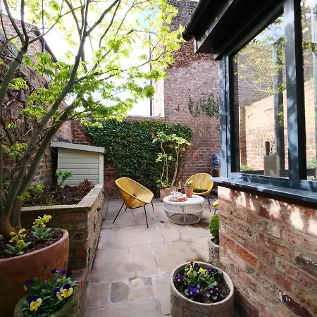 Courtyard - Free Parking Tatil Evi York