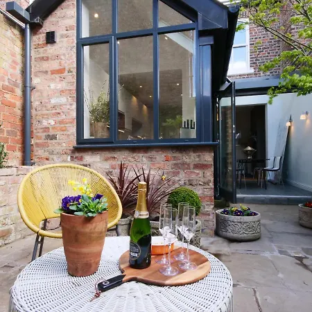 Courtyard - Free Parking Tatil Evi York